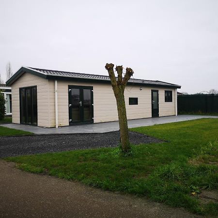 Gezellig Chalet Met Eigen Parkeerplaats, Park In Aanbouw, Geen Wi Fi Molenschot Exterior photo