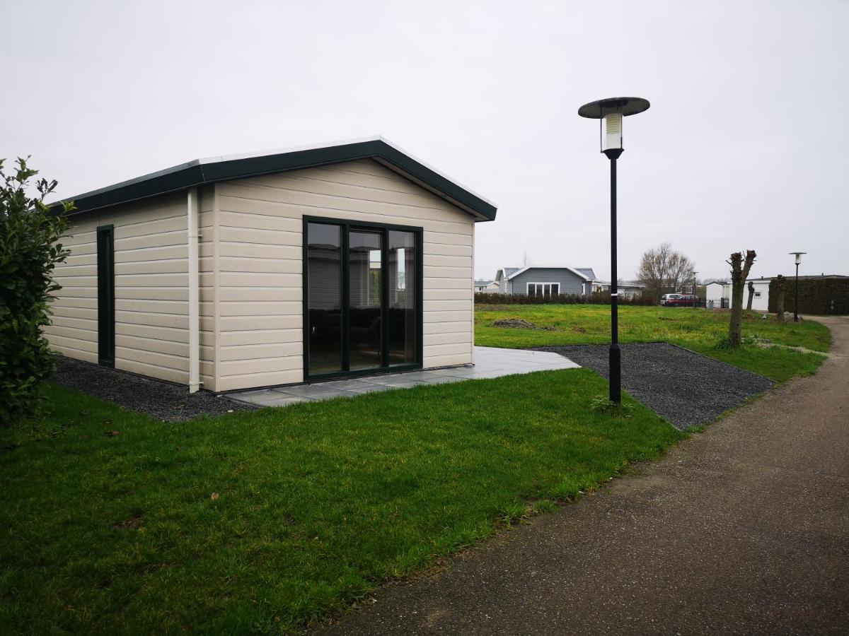 Gezellig Chalet Met Eigen Parkeerplaats, Park In Aanbouw, Geen Wi Fi Molenschot Exterior photo